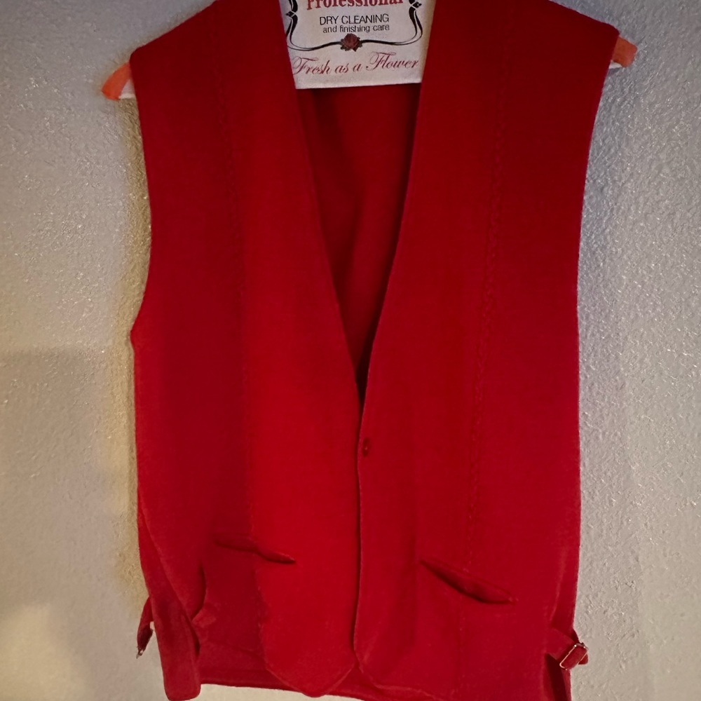 An Una Crearioze Red Men’s Vest